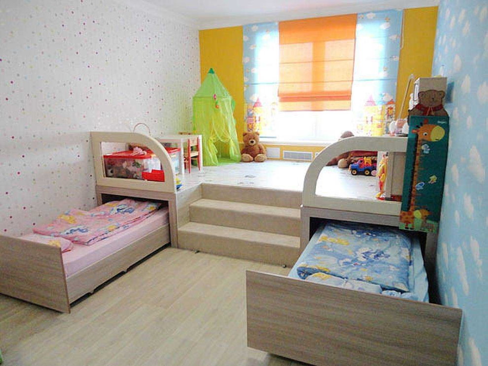מיטות נשלפות על במת החדרים של הילדים