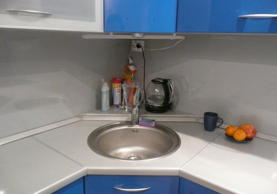 Round sink in the corner of the kitchen