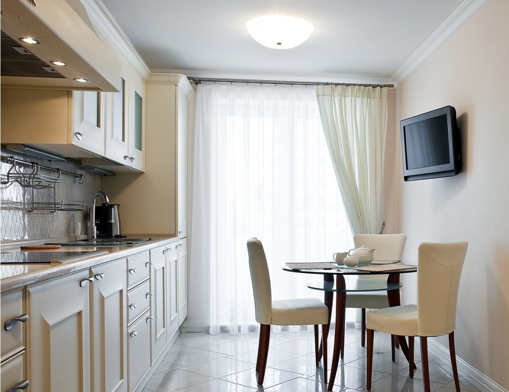 The combination of curtains with furniture in the kitchen