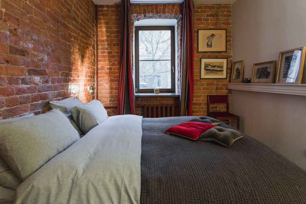 Dormitor compact în stil mansardă în apartament