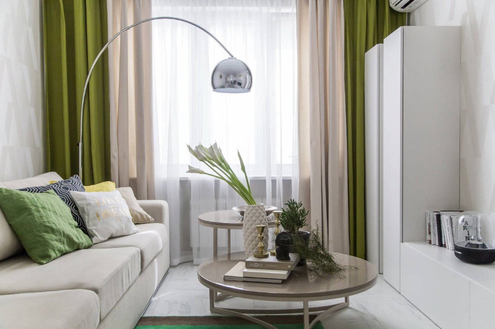 Rideaux verts dans un petit salon en blanc