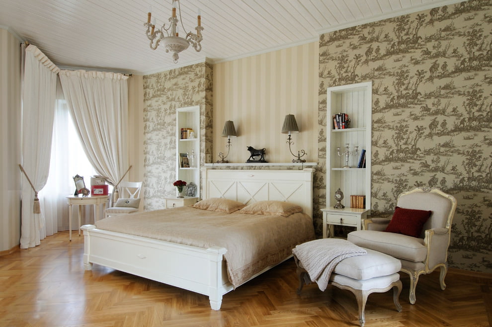 Klasiskās mēbeles lielajā guļamistabā