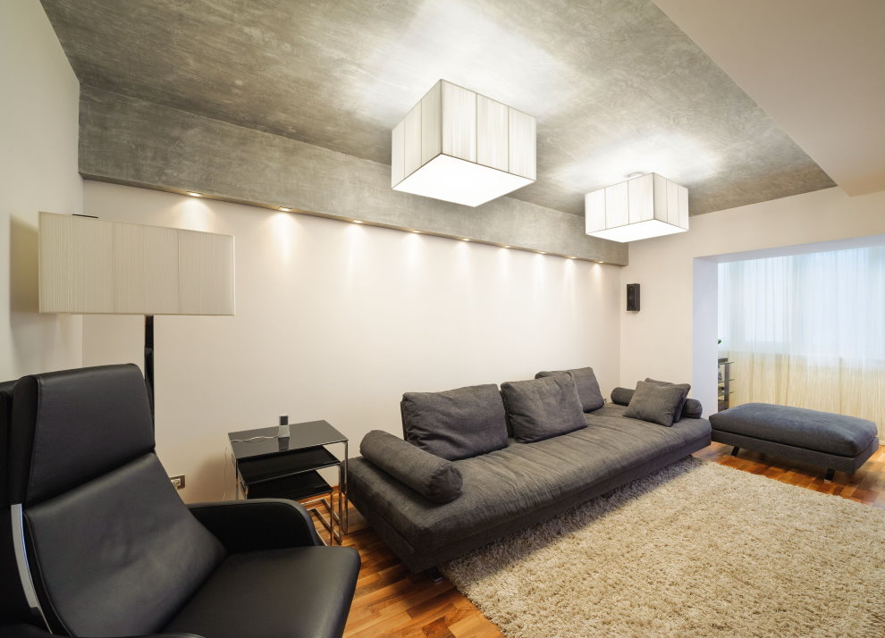 25 m2'lik bir oturma odasında gri tavan