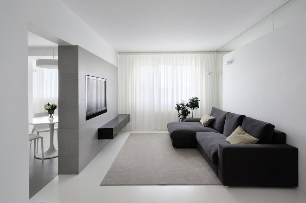 Oturma odasının minimalist beyaz duvarları