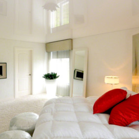 tavane suspendate în interiorul fotografiei dormitorului