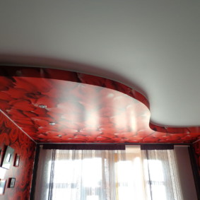 tavane suspendate în designul fotografiei dormitorului