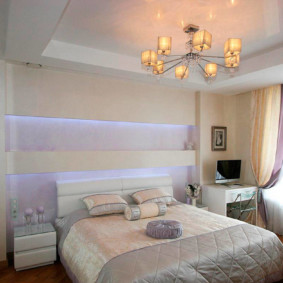 tavanele întinse în fotografia de decor a dormitorului