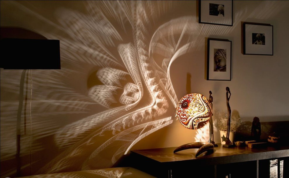Bir gece lambasından yatak odası duvarında muhteşem desenler