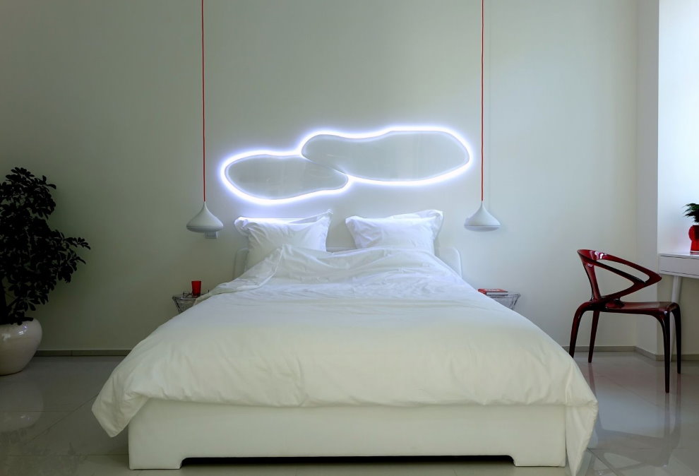 High-tech bedside night lamp