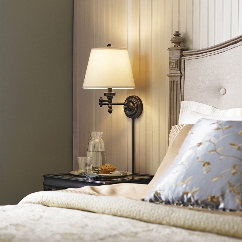 Country tarzı yatak odasında yatağın üzerinde Retro gece lambası