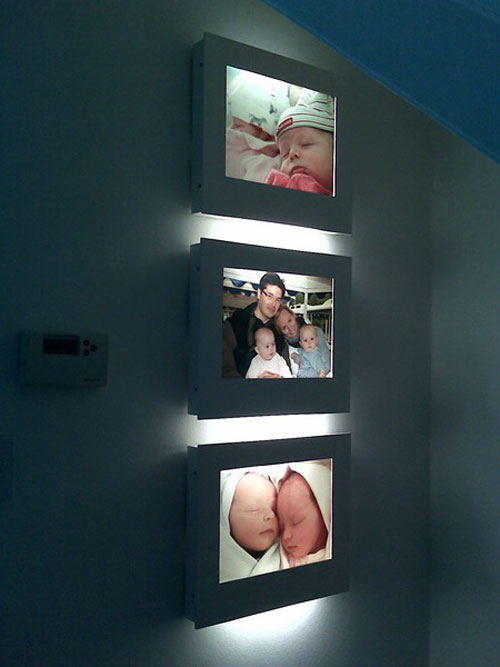 Lampe de chevet avec un cadre photo sur le mur de la chambre