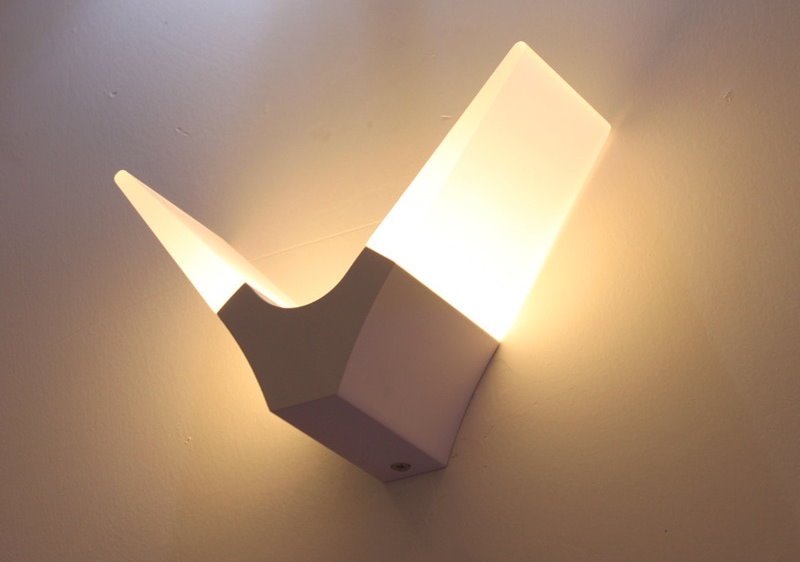 LED naktslampiņa uz guļamistabas sienas
