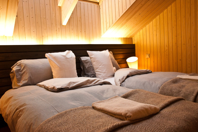 Tête de lit en bois dans la chambre