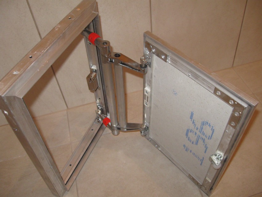 Tiled steel hatch with galvanized body