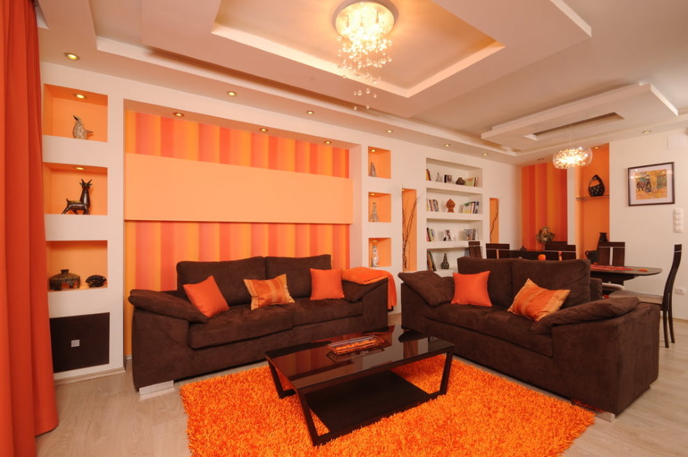Bir ülke evde turuncu oturma odası
