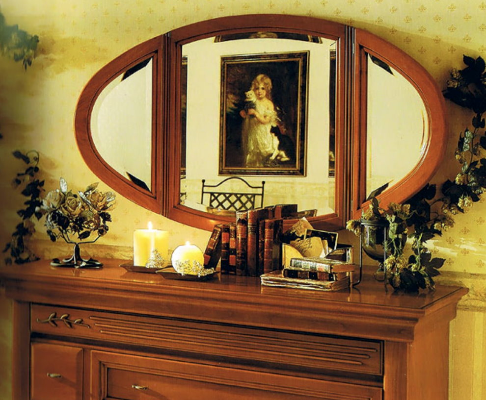 Oval mirror in the bedroom in feng shui