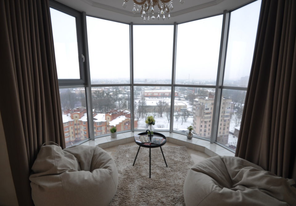 Baie vitrée avec fenêtre panoramique dans l'appartement d'un immeuble de neuf étages