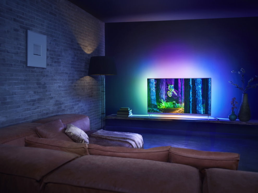Dekoratīvs televizora apgaismojums viesistabā