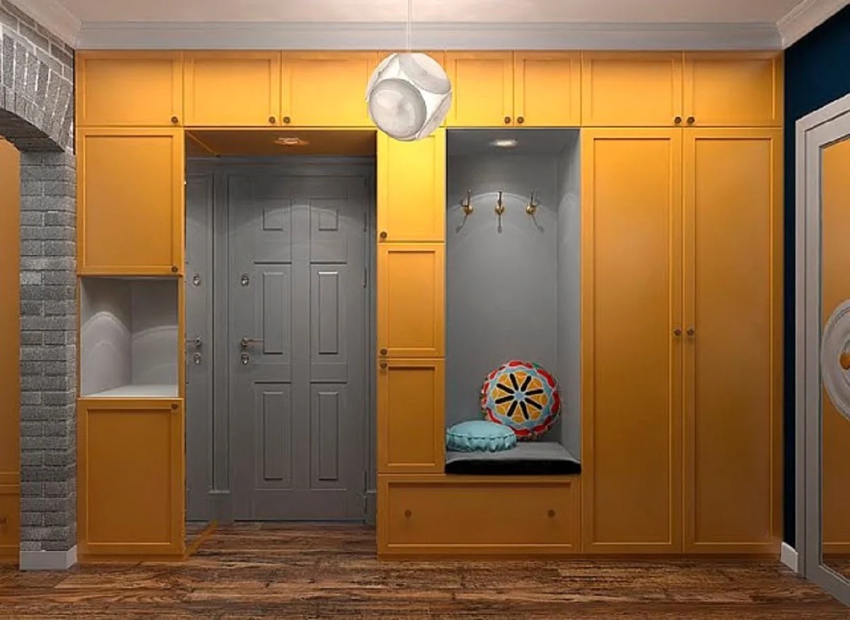 couloir avec porte grise