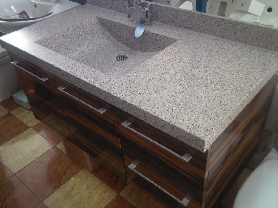 Mặt bàn nguyên khối với bồn rửa trong phòng tắm