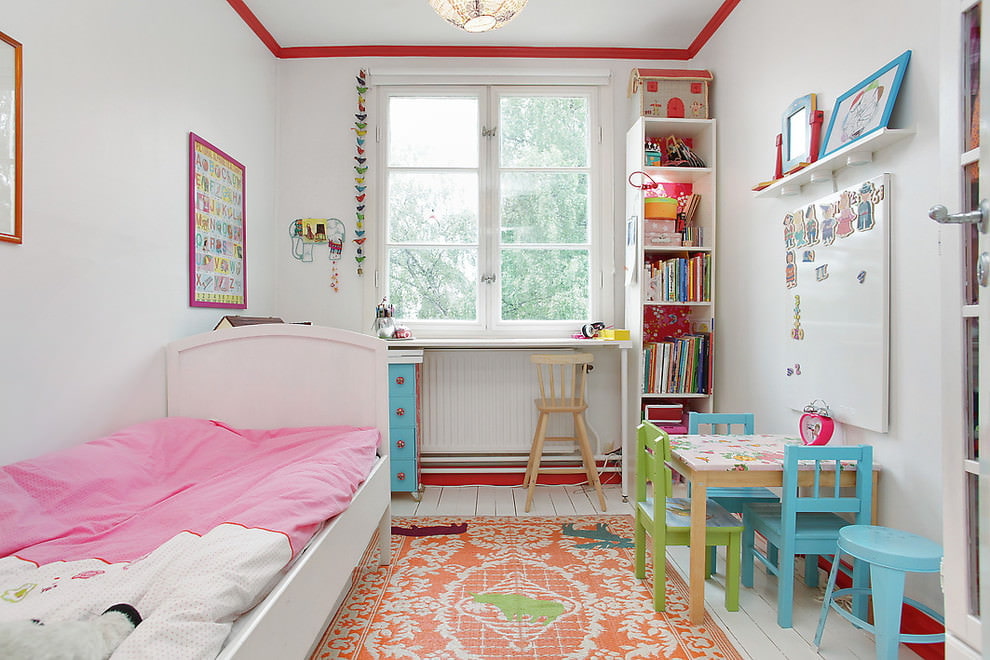 Chambre d'enfants blanche avec un décor lumineux
