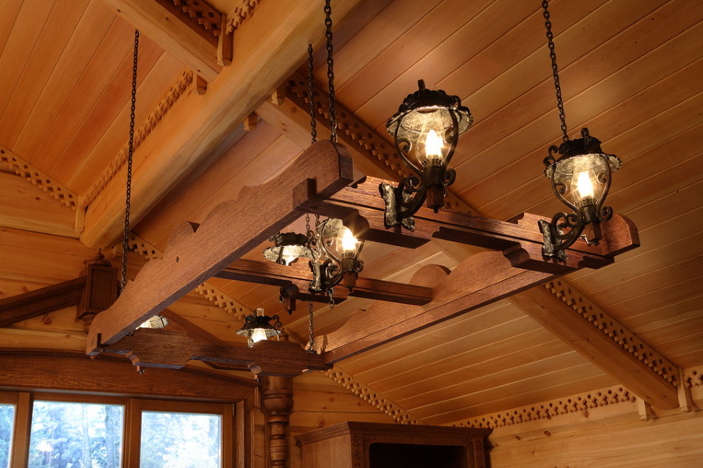 Lampa de lemn pe tavanul unei case de țară