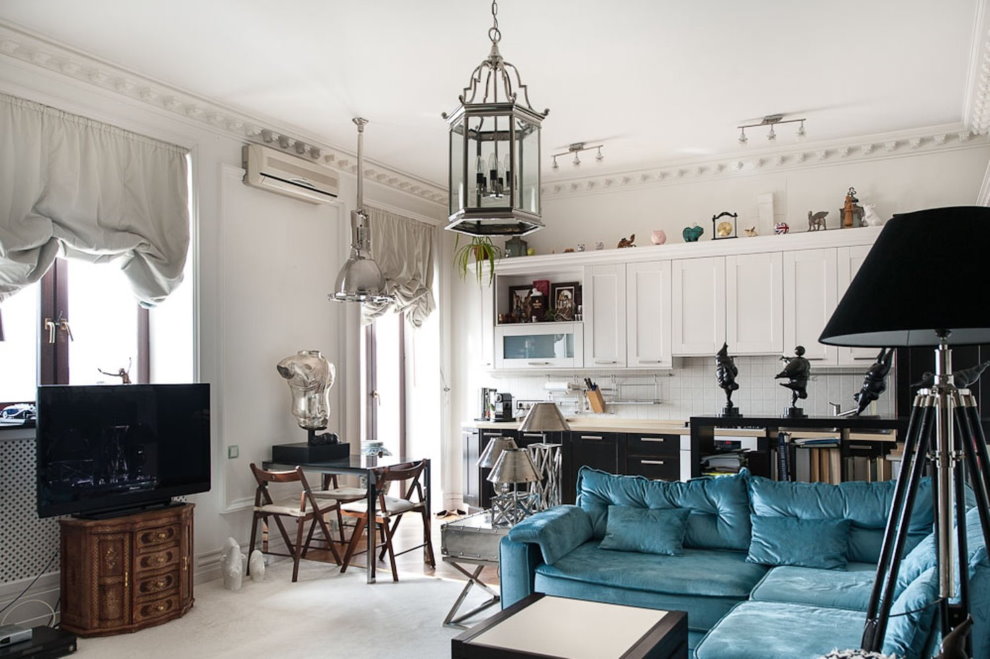 Beyaz tavanlı neoklasik mutfak-oturma odası