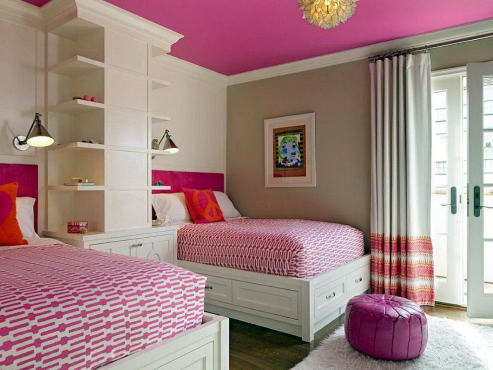 Chambre d'enfant avec un plafond rose