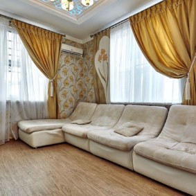 rideaux dans le salon beige