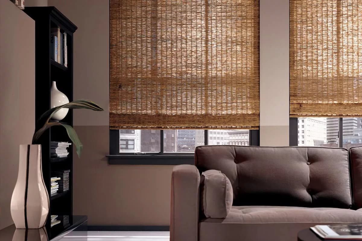 iki bambu pencere üzerinde salonda perdeler