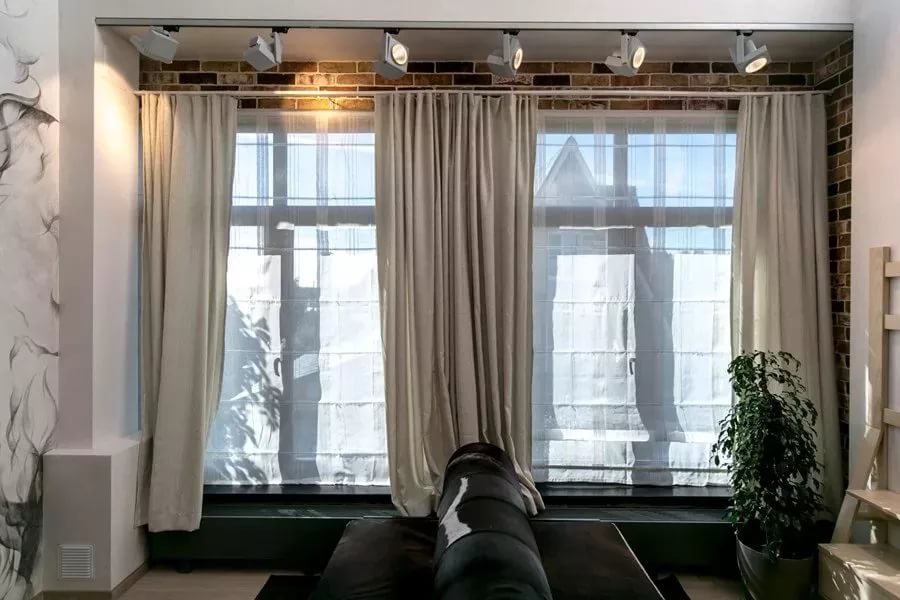 rideaux dans le hall sur deux fenêtres photo
