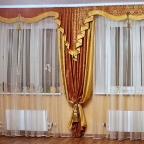 rideaux dans le hall sur l'intérieur de deux fenêtres
