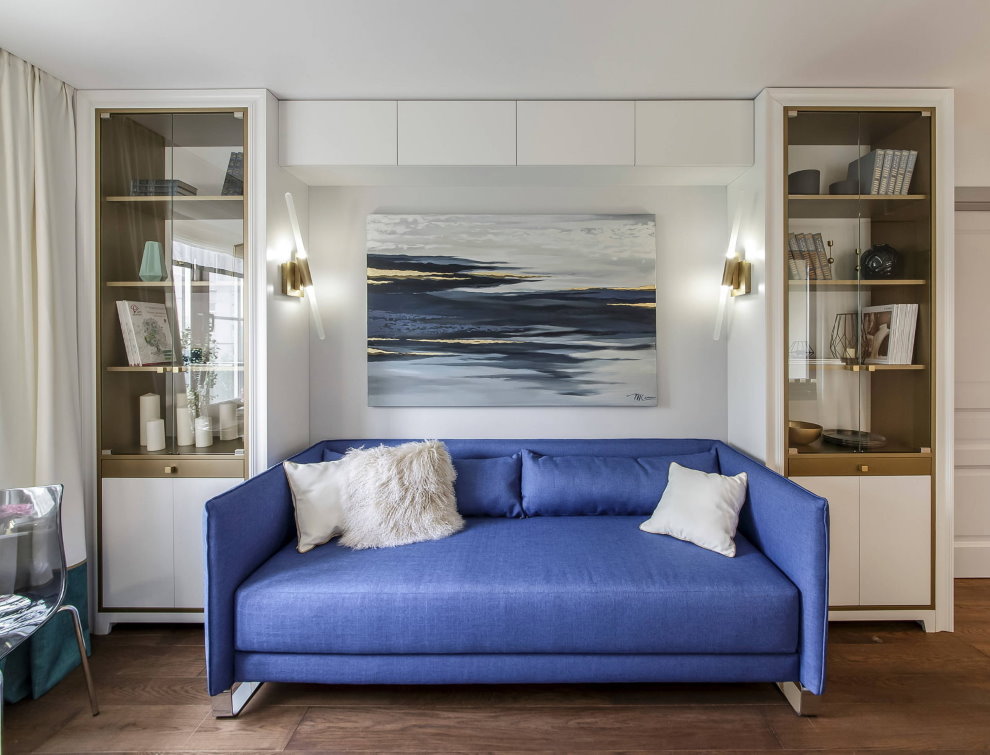 Canapé bleu dans le salon d'un studio
