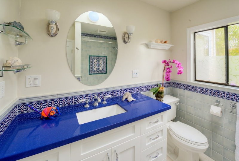Plan de travail en acrylique bleu dans la salle de bain avec fenêtre