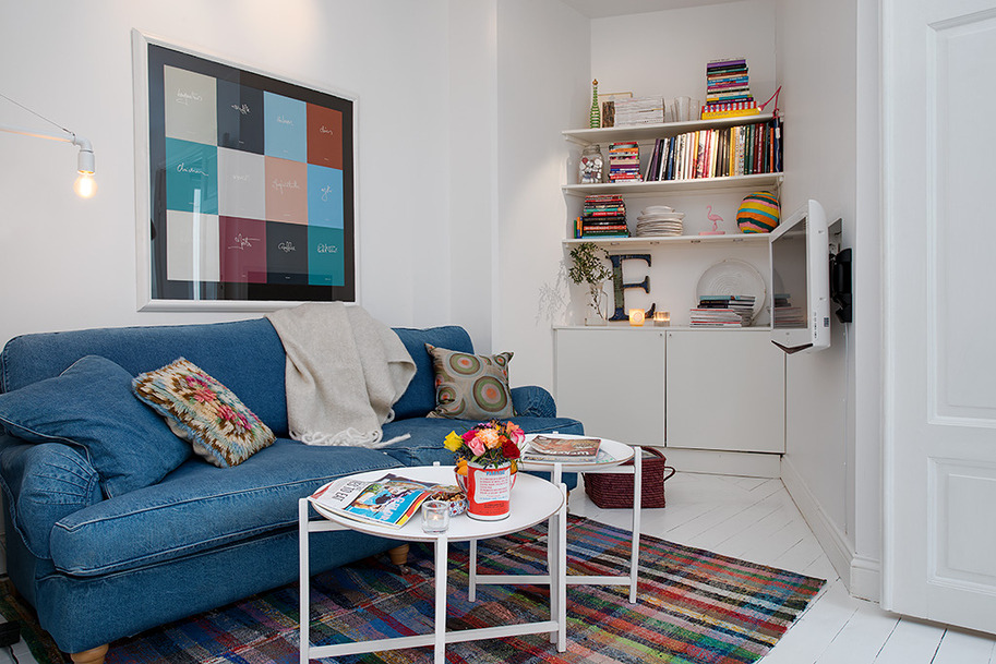 Sofa màu xanh trong phòng khách nhỏ kiểu Scandinavi