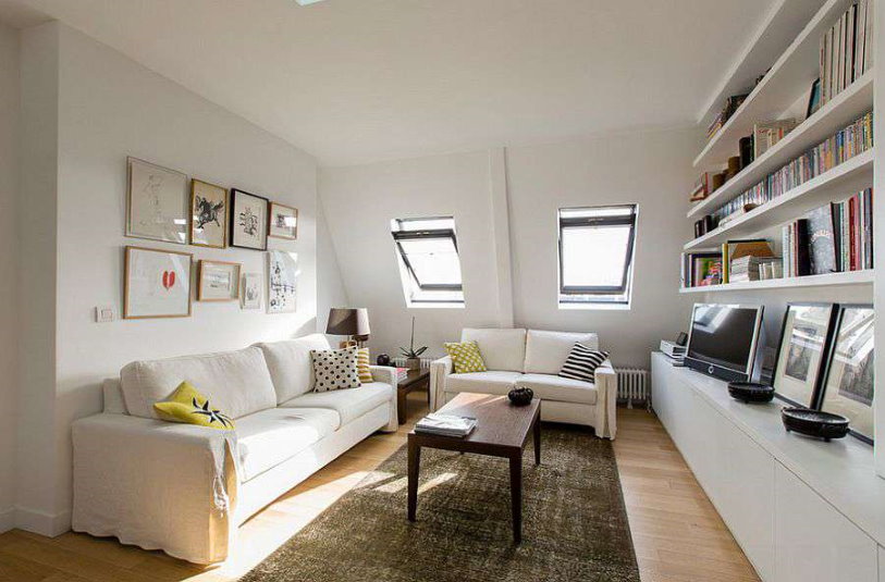 Özel bir evin tavan arasında küçük oturma odası