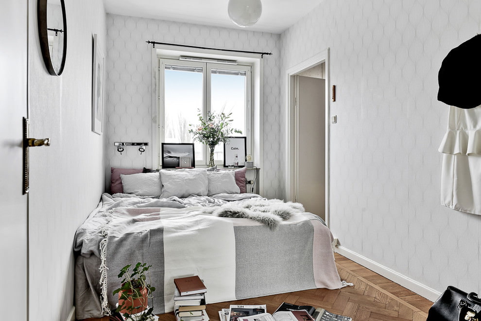 İskandinav tarzı küçük yatak odası