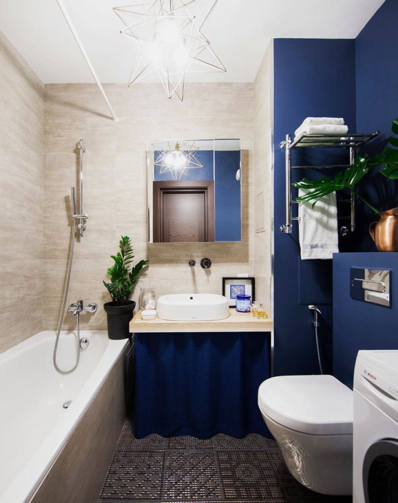 Murs bleus dans la salle de bain combinée