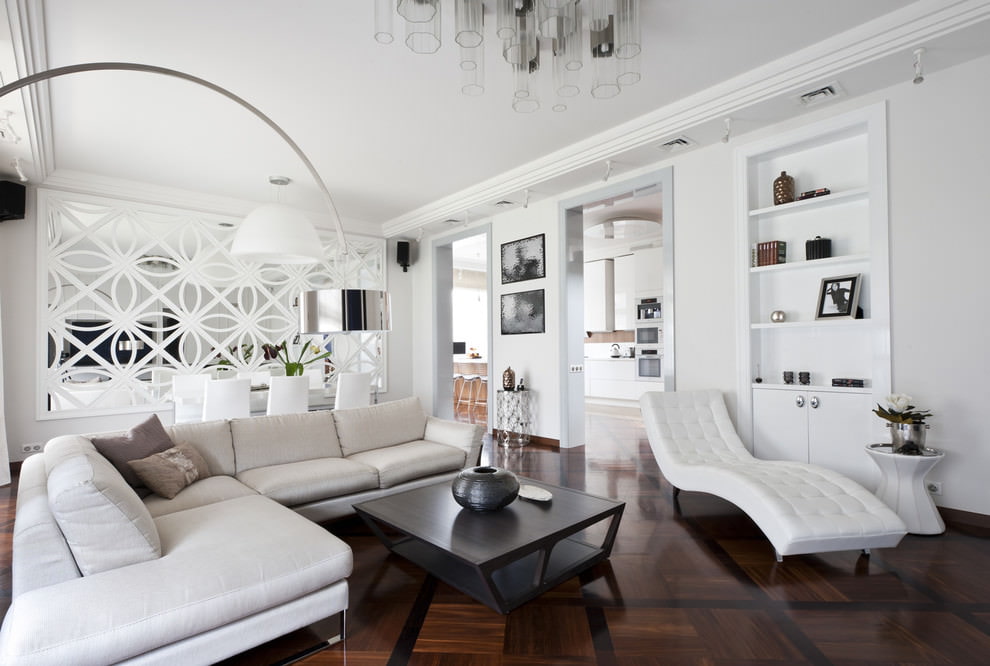 Modern bir evde beyaz oturma odası