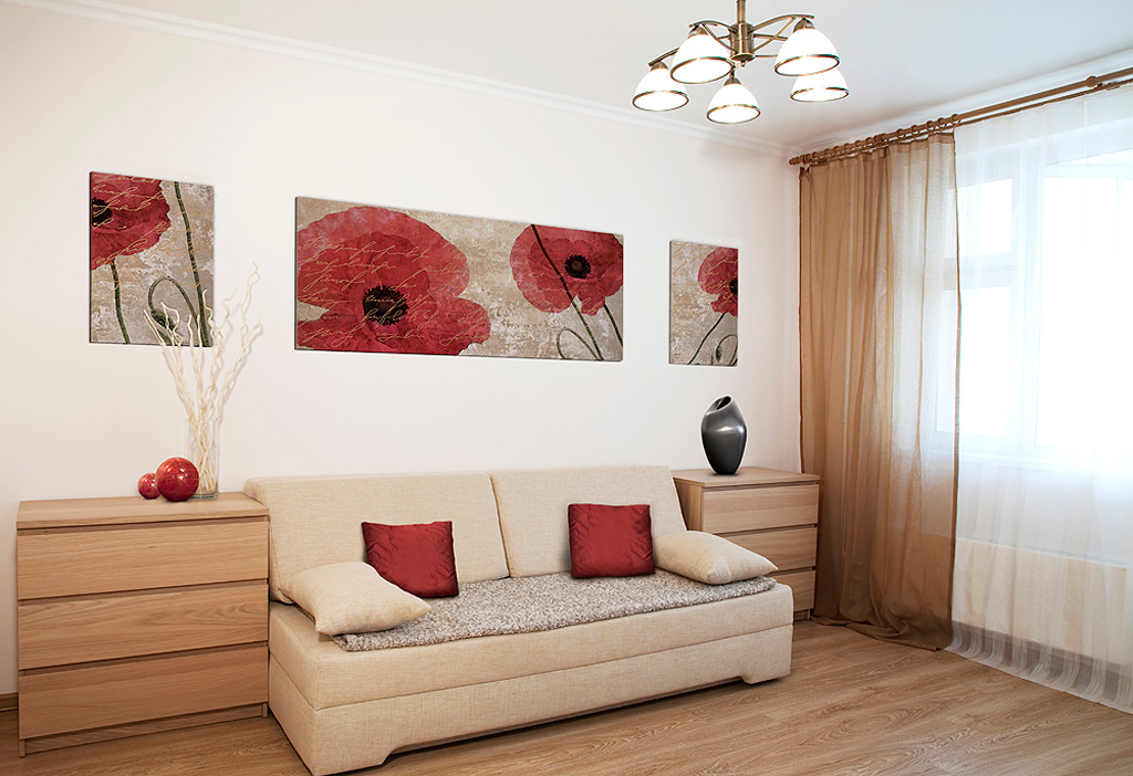 חדר שינה עם עיצוב תמונות לספה