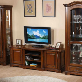 klasiskā televizora siena