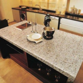 table en pierre artificielle dans la cuisine