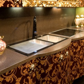 masă din piatră artificială în designul bucătăriei