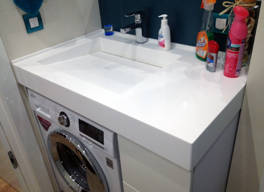 Çamaşır makinesinin üzerinde alçak lavabo