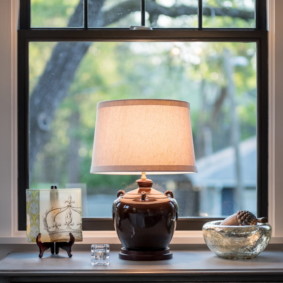 Table lamp on the windowsill in the hall