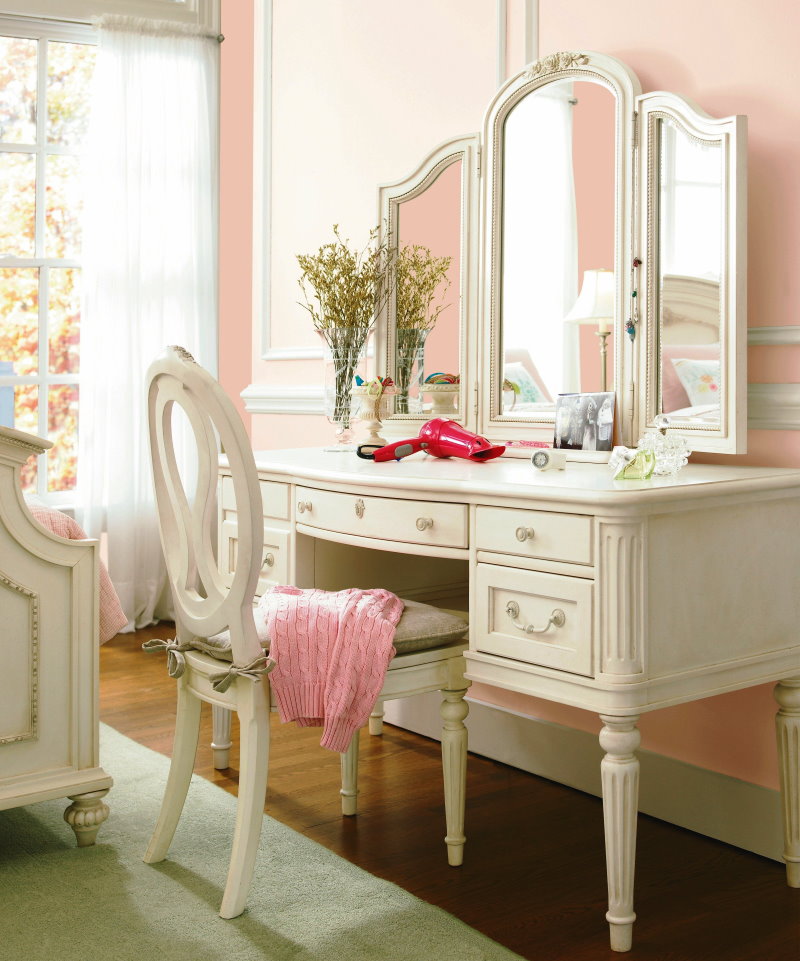 Treillis de couleur claire dans une pièce avec un mur rose