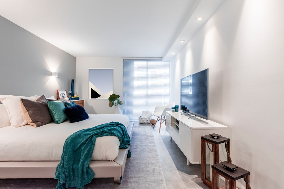 Televizor alb într-un dormitor în stil modern