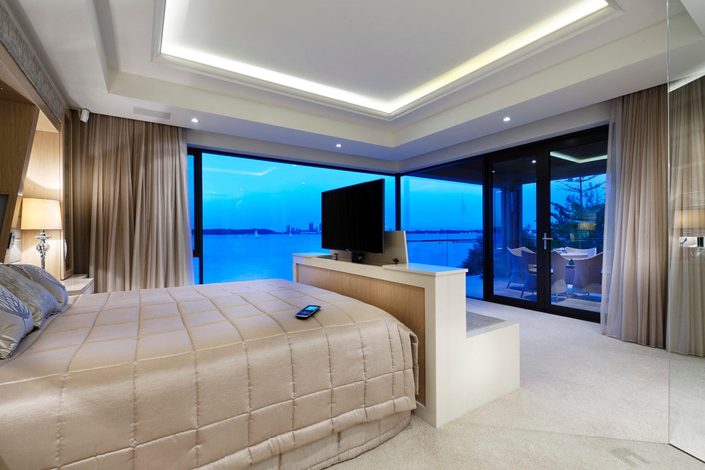 TV có thể thu vào trong phòng ngủ với cửa sổ nhìn toàn cảnh