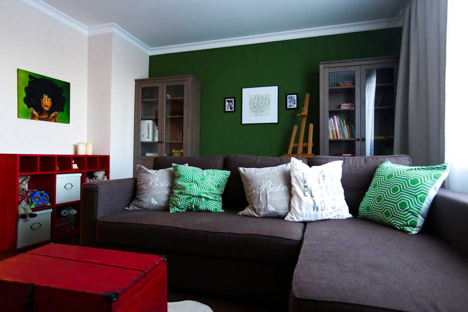 קיר המבטא של הסלון הוא ירוק כהה