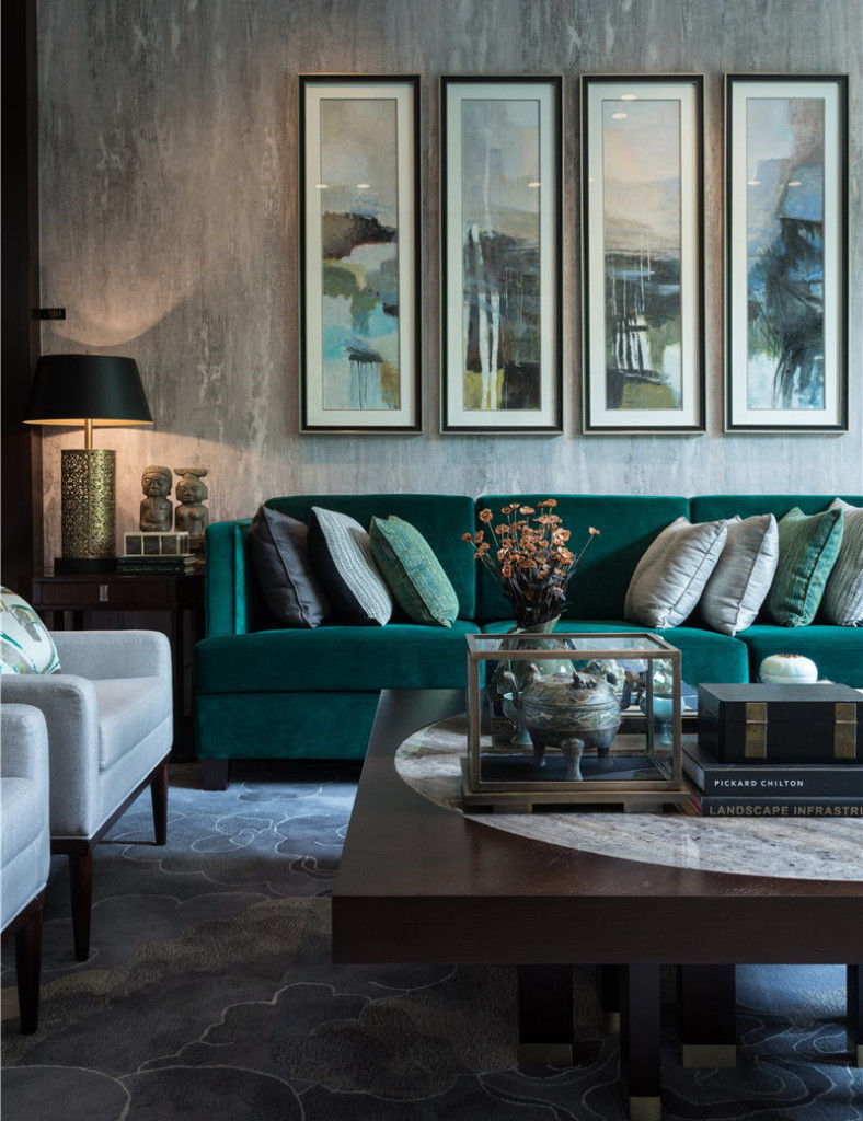Sofa màu xanh đậm trong phòng khách nhỏ